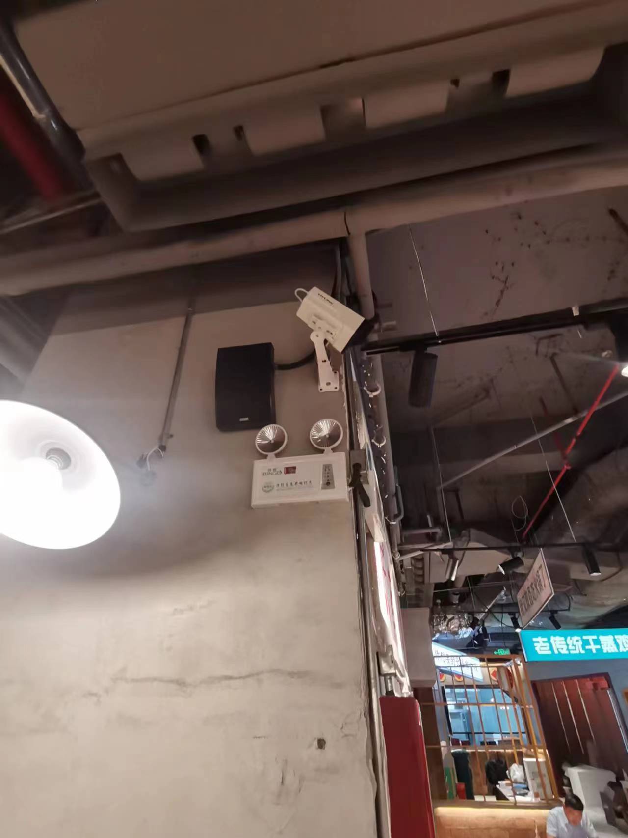 安裝槍機監控攝像頭的圖片